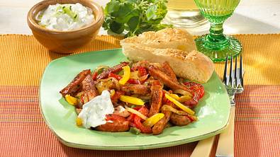 Fleischkäsepfanne nach Gyros-Art Rezept - Foto: LECKER @ Bauer Media Group