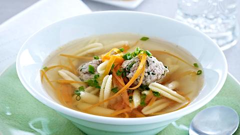 Fleischklößchensuppe mit Nudeln Rezept - Foto: House of Food / Bauer Food Experts KG