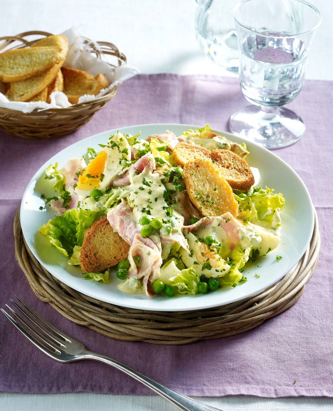 Fleischsalat mit gekochten Eiern, Erbsen und gerösteten Baguettescheiben Rezept Fleischsalat mit gekochten Eiern, Erbsen und gerösteten Baguettescheiben Rezept