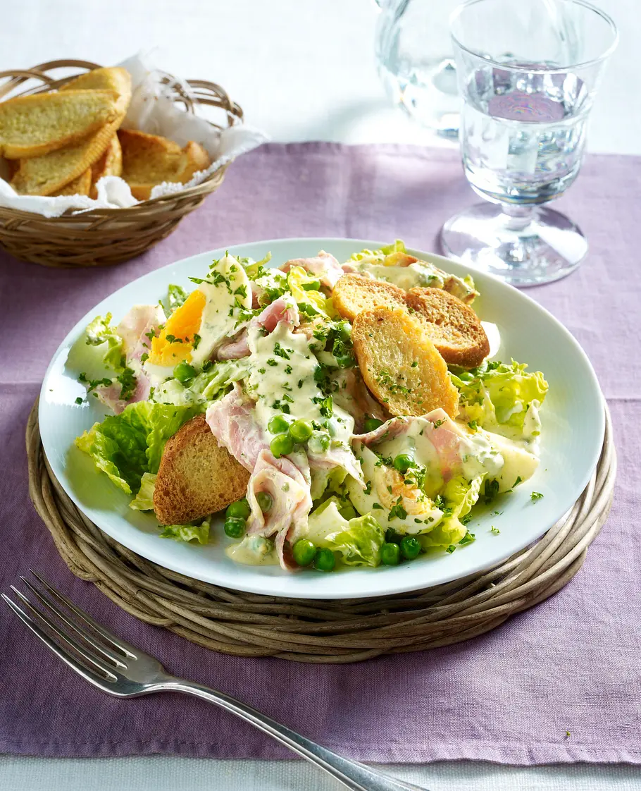 Fleischsalat mit gekochten Eiern, Erbsen und gerösteten Baguettescheiben Rezept Fleischsalat mit gekochten Eiern, Erbsen und gerösteten Baguettescheiben Rezept