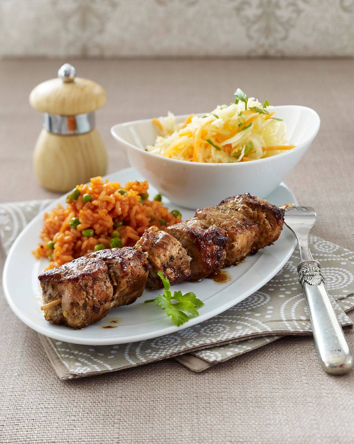 Fleischspieße mit Tomatenreis und Krautsalat Rezept