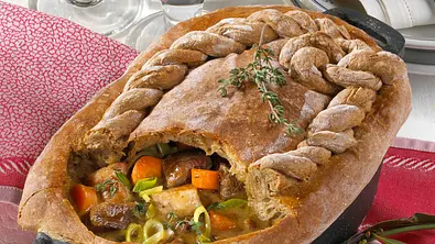 Fleischtopf mit Brotkruste Rezept - Foto: LECKER @ Bauer Media Group