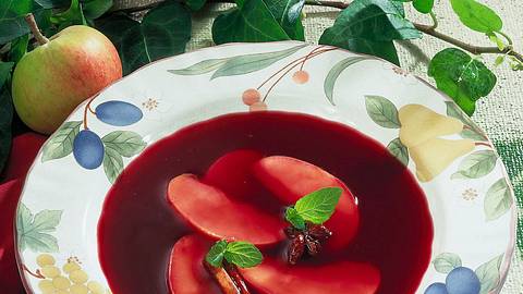 Fliederbeersuppe mit Apfelscheiben Rezept - Foto: Först, Thomas