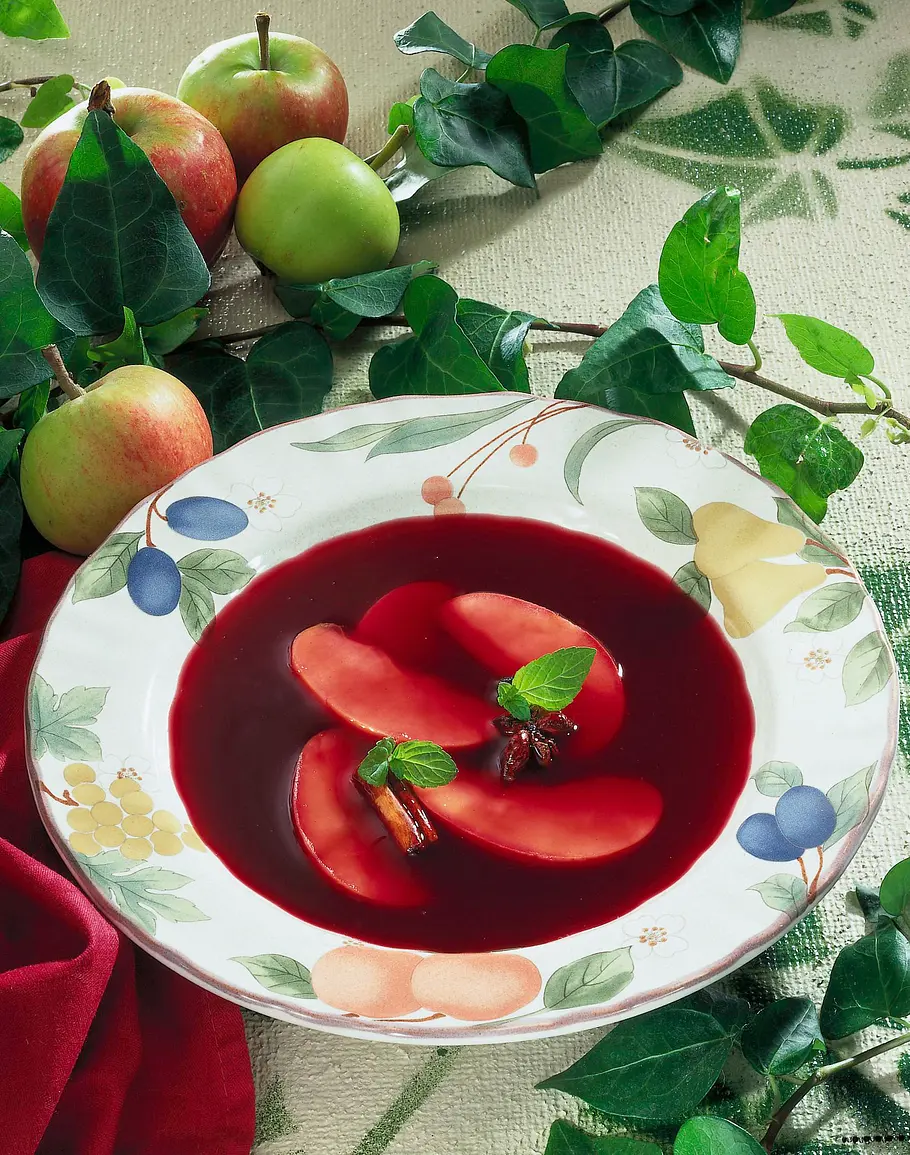 Fliederbeersuppe mit Apfelscheiben Rezept Fliederbeersuppe mit Apfelscheiben Rezept