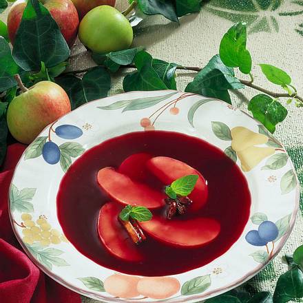 Fliederbeersuppe mit Apfelscheiben Rezept Fliederbeersuppe mit Apfelscheiben Rezept