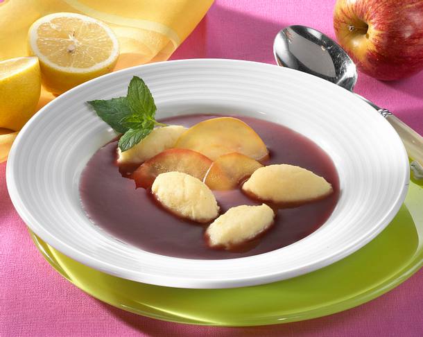 Fliederbeersuppe mit Grießnocken Rezept Fliederbeersuppe mit Grießnocken Rezept