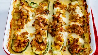 Flittern vor Béchamel Island: Zucchini-Loveboats Rezept - Foto: LECKER @ Bauer Media Group