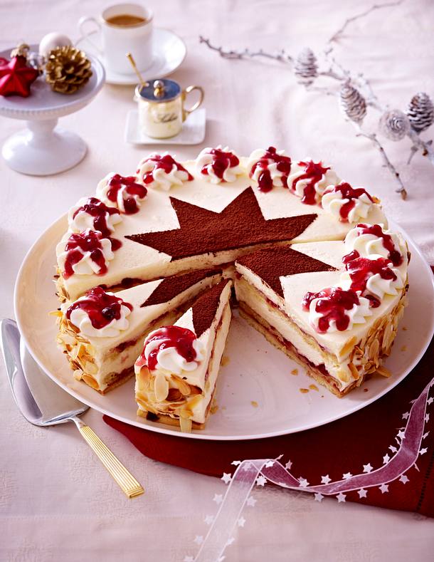 Flockentorte mit Rumsahne und Preiselbeeren Rezept | LECKER