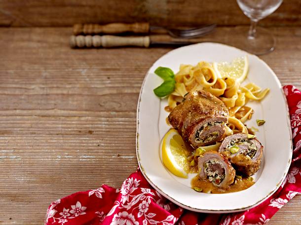 Florentiner Schweineröllchen mit Pistazien-Käse-Füllung Rezept Florentiner Schweineröllchen mit Pistazien-Käse-Füllung Rezept