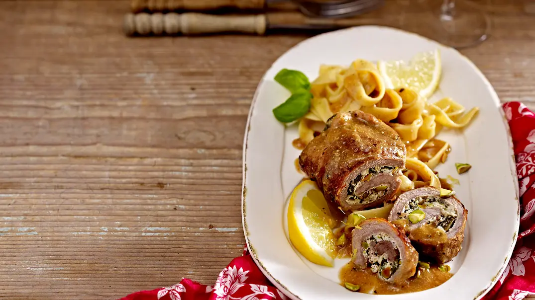 Florentiner Schweineröllchen mit Pistazien-Käse-Füllung Rezept - Foto: LECKER @ Bauer Media Group Florentiner Schweineröllchen mit Pistazien-Käse-Füllung Rezept - Foto: LECKER @ Bauer Media Group