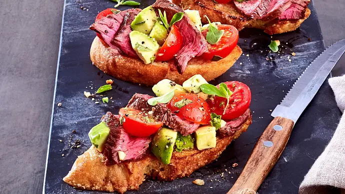 Flotte Steak-Röstbrote mit Avocado Rezept - Foto: LECKER @ Bauer Media Group