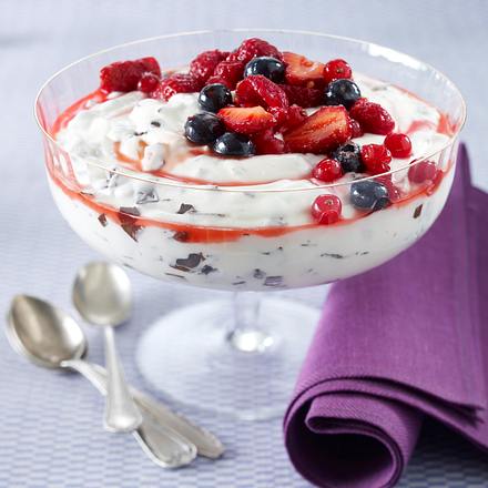 Flotter Stracciatellaquark mit Sommerbeeren Rezept