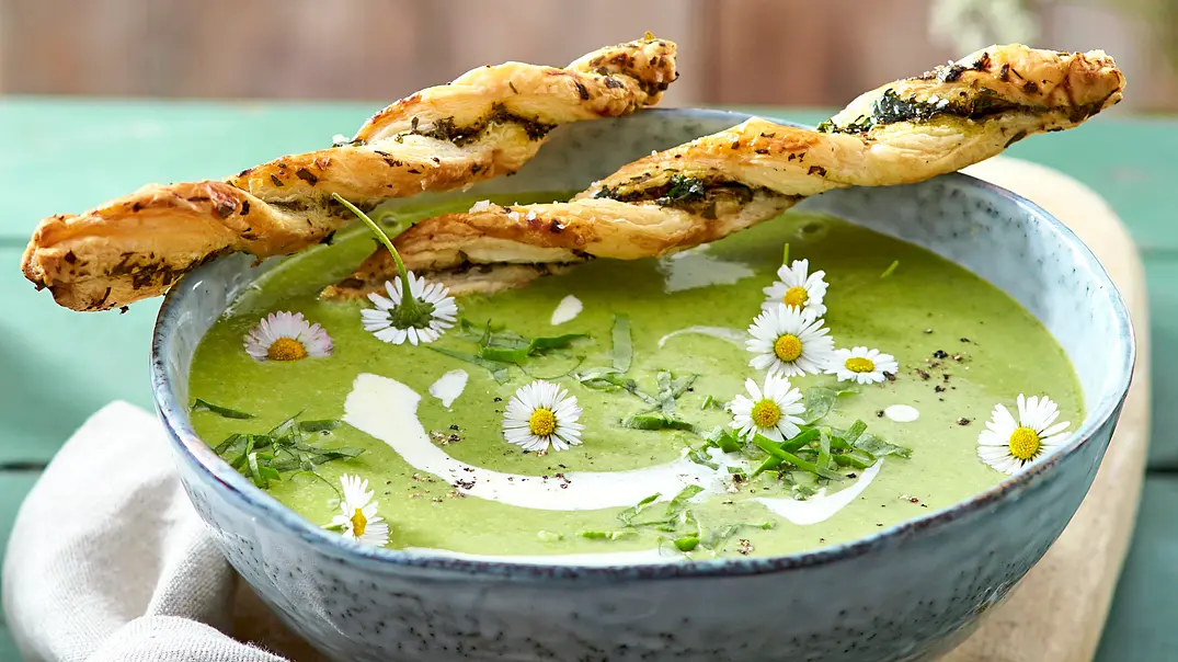 Flower-Power-Kräutersüppchen Rezept - Foto: LECKER @ Bauer Media Group Flower-Power-Kräutersüppchen Rezept - Foto: LECKER @ Bauer Media Group