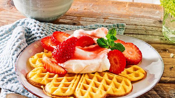 Fluffige Waffeln mit Erdbeer-Joghurt Rezept - Foto: House of Food / Bauer Food Experts KG