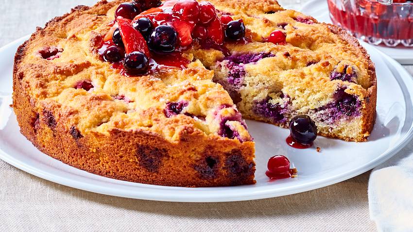 Fluffiger Mandelkuchen mit Beeren (glutenfrei) Rezept - Foto: House of Food / Bauer Food Experts KG