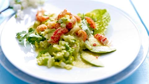 Flusskrebs-Avocado-Salat mit Gurkendressing Rezept - Foto: House of Food / Bauer Food Experts KG