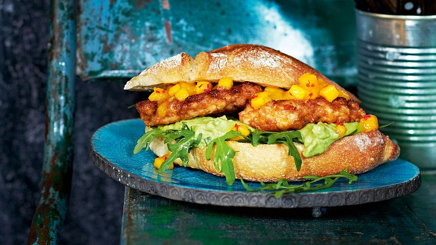 „Fly away“-Chicken-Burger mit Mangosalsa Rezept - Foto: House of Food / Bauer Food Experts KG