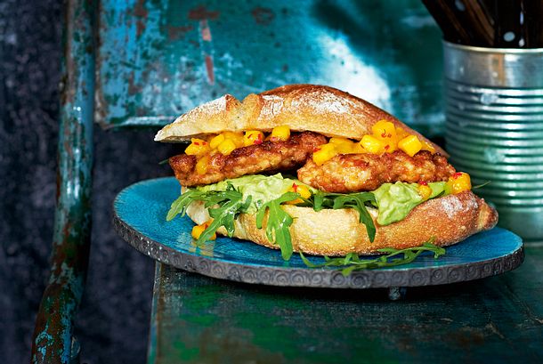 „Fly away“-Chicken-Burger mit Mangosalsa Rezept „Fly away“-Chicken-Burger mit Mangosalsa Rezept