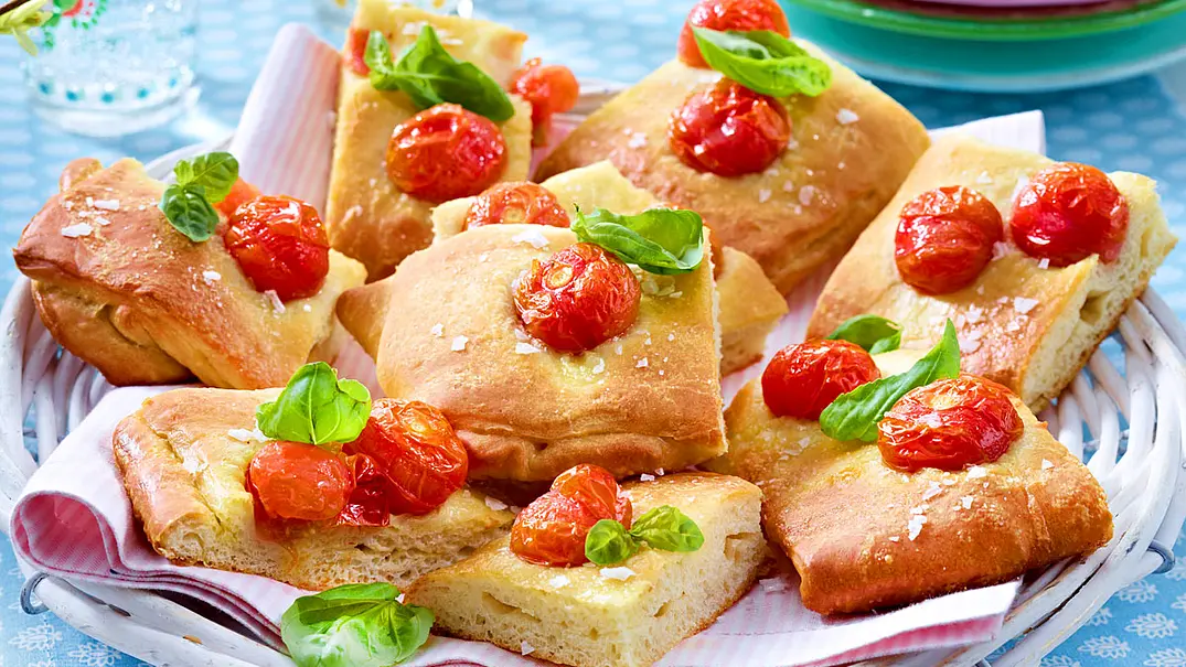 Focaccia mit Kirschtomaten Rezept - Foto: LECKER @ Bauer Media Group Focaccia mit Kirschtomaten Rezept - Foto: LECKER @ Bauer Media Group