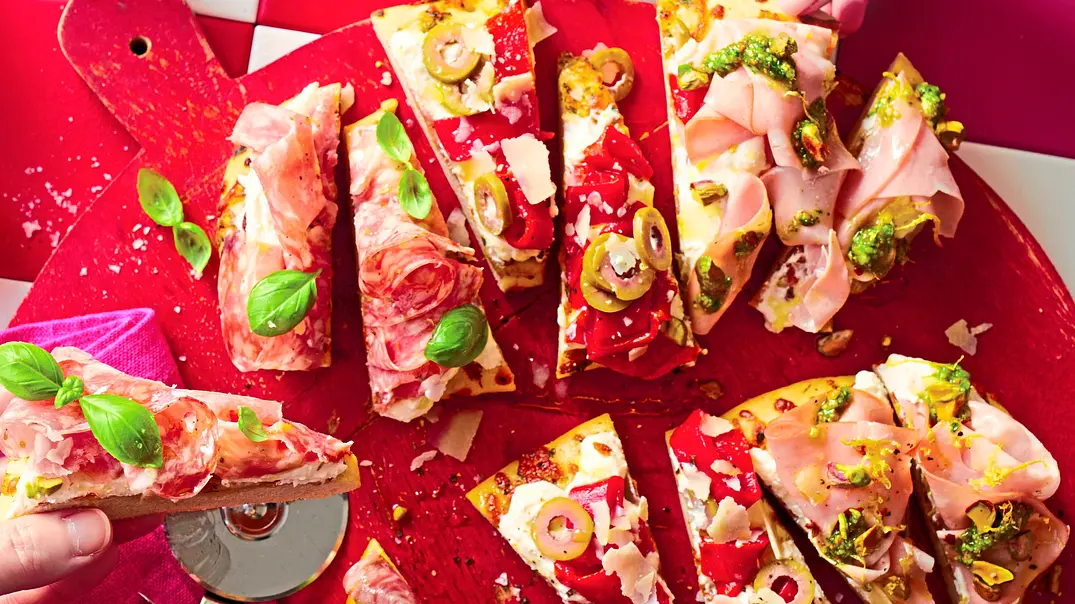 Focaccia Tricolore mit Antipasti Rezept - Foto: LECKER @ Bauer Media Group Focaccia Tricolore mit Antipasti Rezept - Foto: LECKER @ Bauer Media Group