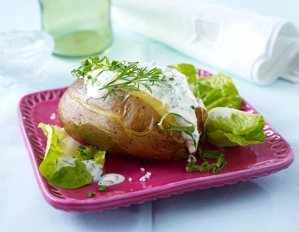 Folienkartoffel mit Kräuter-Joghurt Rezept Folienkartoffel mit Kräuter-Joghurt Rezept