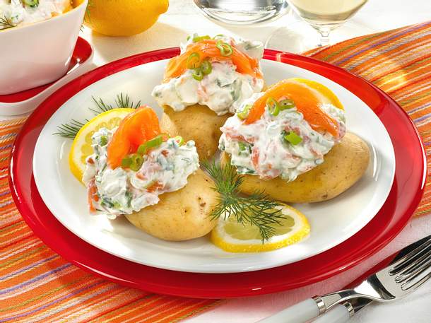 Folienkartoffeln mit Joghurt-Lachscreme Rezept Folienkartoffeln mit Joghurt-Lachscreme Rezept