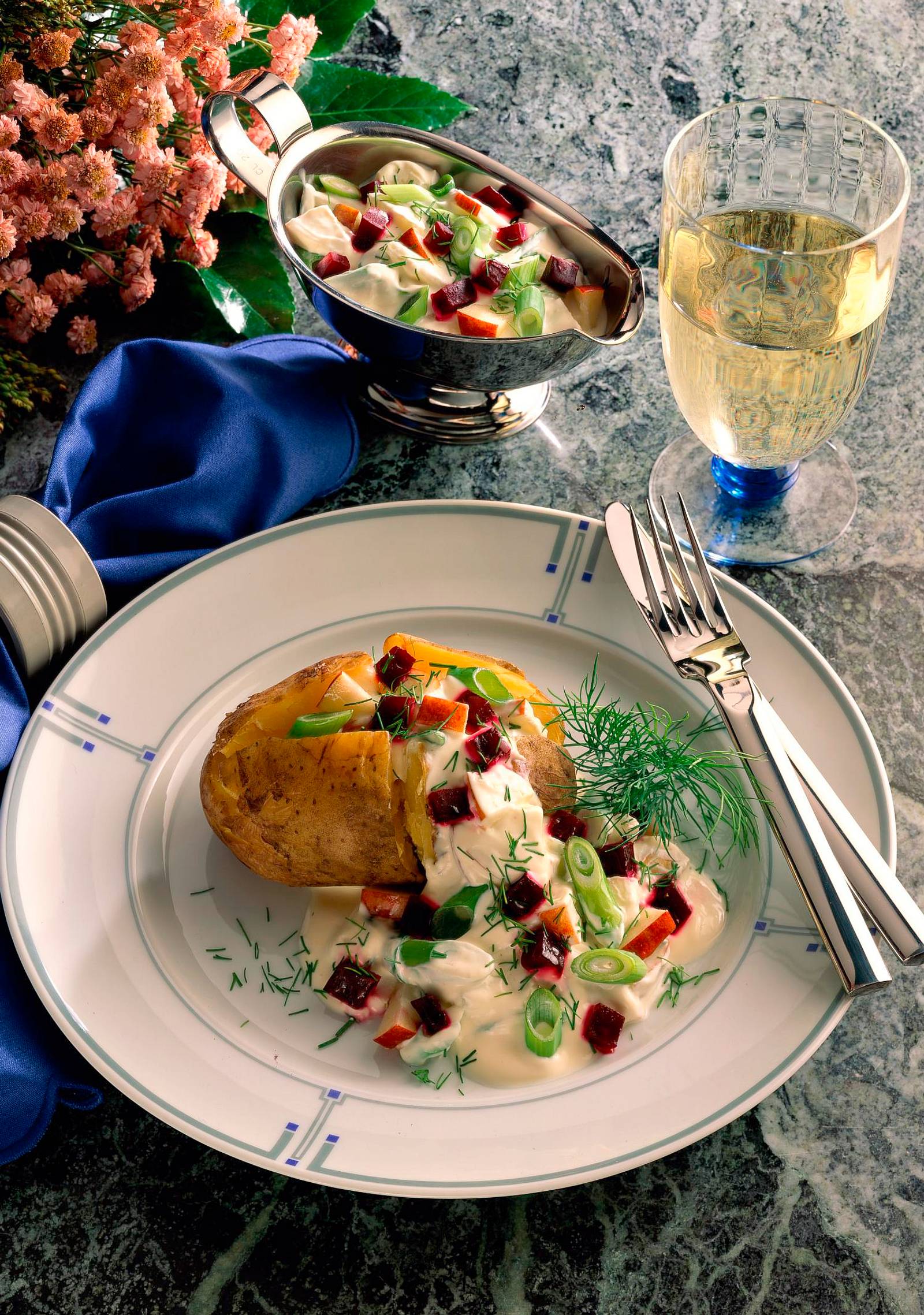 Folienkartoffeln mit Rote Bete-Sahne-Soße Rezept | LECKER