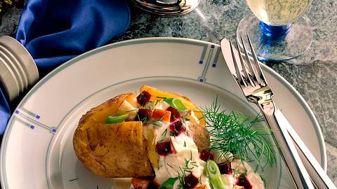 Folienkartoffeln mit Rote Bete-Sahne-Soße Rezept - Foto: Neckermann