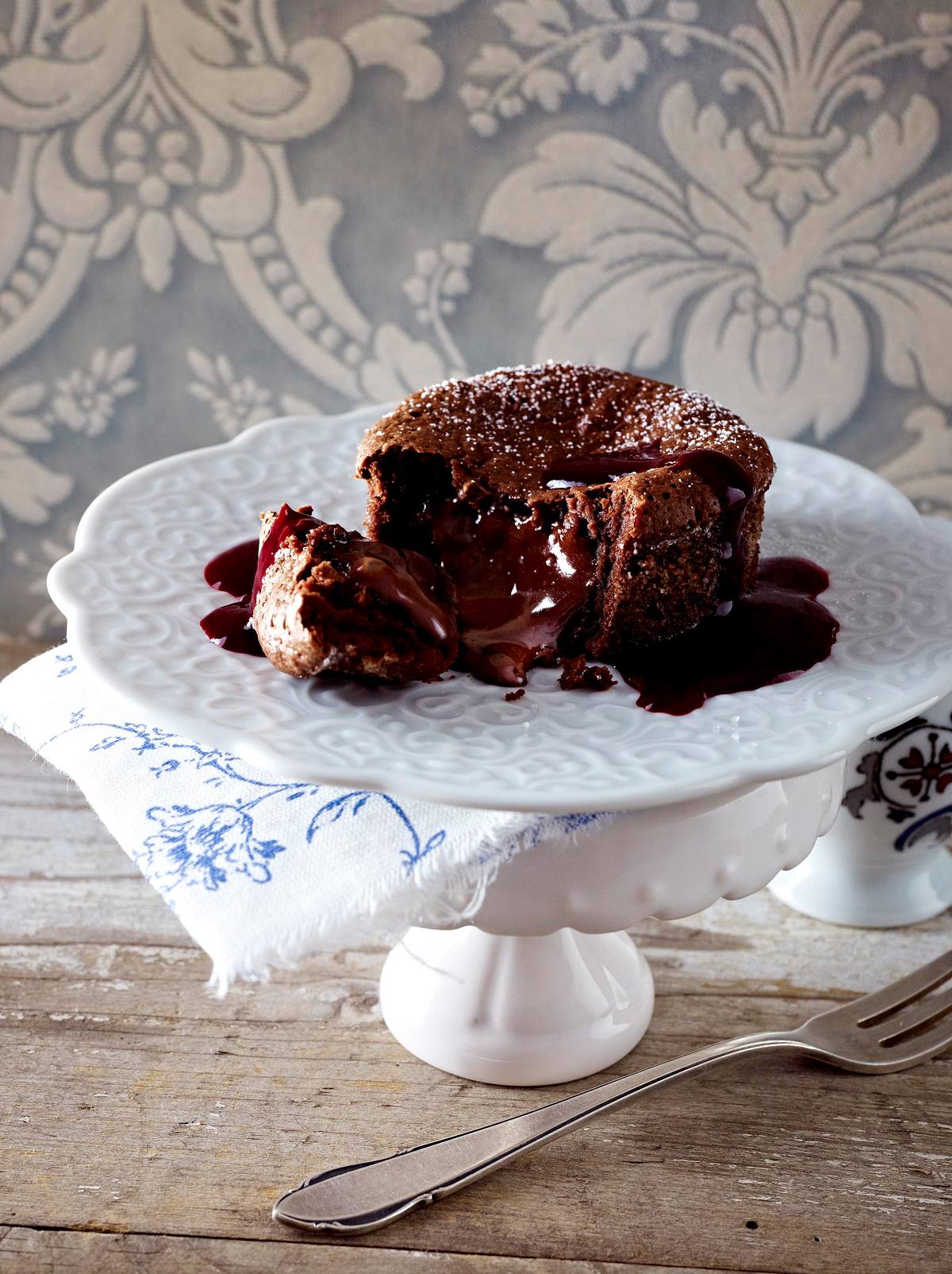 Fondant au Chocolat (Schokoküchlein mit flüssigem Kern und Brombeer-Cassis-Soße) Rezept