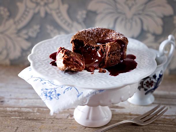 Fondant au Chocolat: Schokoküchlein mit flüssigem Kern und Brombeer-Cassis-Soße Rezept Fondant au Chocolat: Schokoküchlein mit flüssigem Kern und Brombeer-Cassis-Soße Rezept