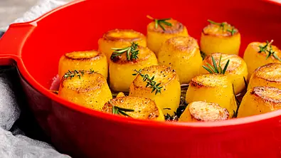 Fondant-Kartoffeln (Schmelzkartoffeln) Rezept - Foto: ShowHeroes für LECKER @ Bauer Media Group