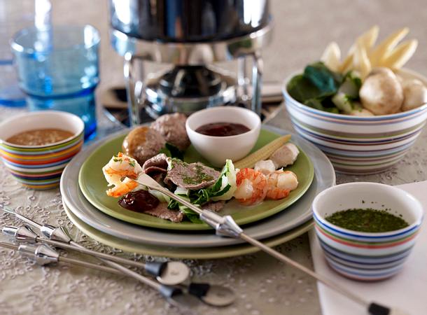 Fondue-Menü / Hauptgericht / Brüh-Fondue mit dreierlei Dips Rezept Fondue-Menü / Hauptgericht / Brüh-Fondue mit dreierlei Dips Rezept