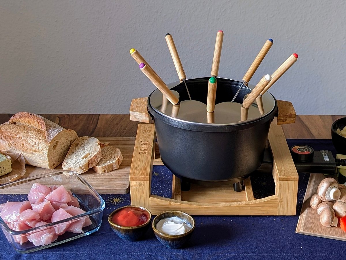 Fondue-Set auf einem gedeckten Tisch