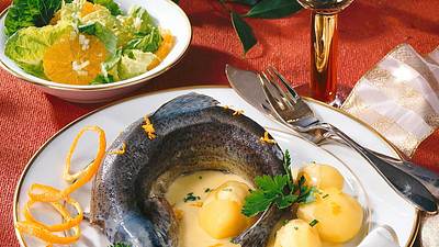 Forelle blau mit Orangen-Meerrettichsoße Rezept - Foto: Maass
