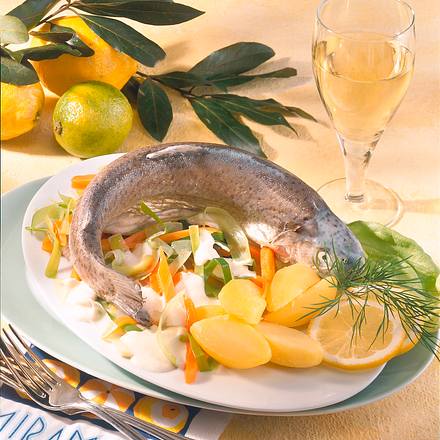 Forelle im Gemüsebett Rezept Forelle im Gemüsebett Rezept