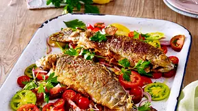 Forelle mit buntem Tomatensalat Rezept - Foto: LECKER @ Bauer Media Group Forelle mit buntem Tomatensalat Rezept - Foto: LECKER @ Bauer Media Group