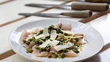 Forellen-Carpaccio mit Zitronen-Petersilien-Dressing und Parmesan Rezept - Foto: House of Food / Bauer Food Experts KG