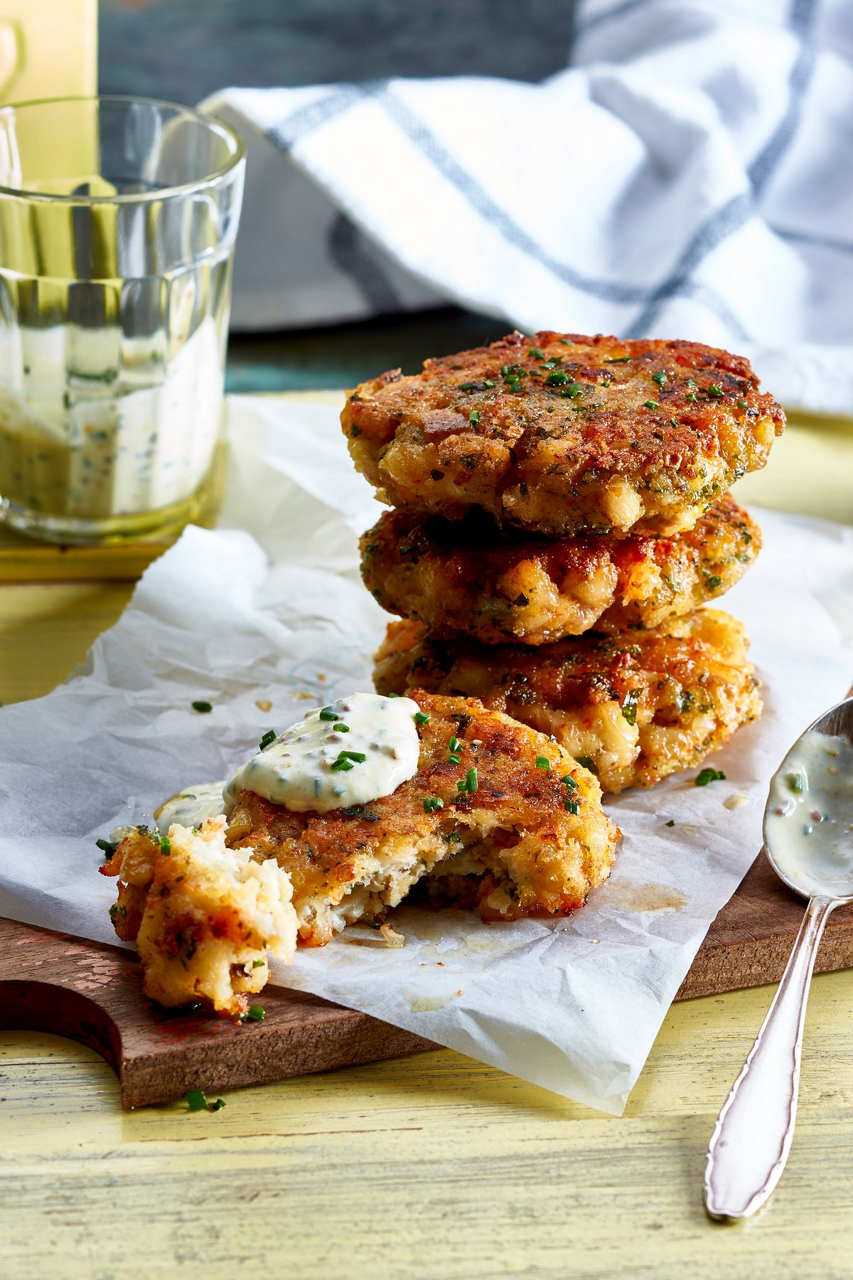 Forellen-Garnelen-Frikadellen mit Senf-Schnittlauch-Creme Rezept