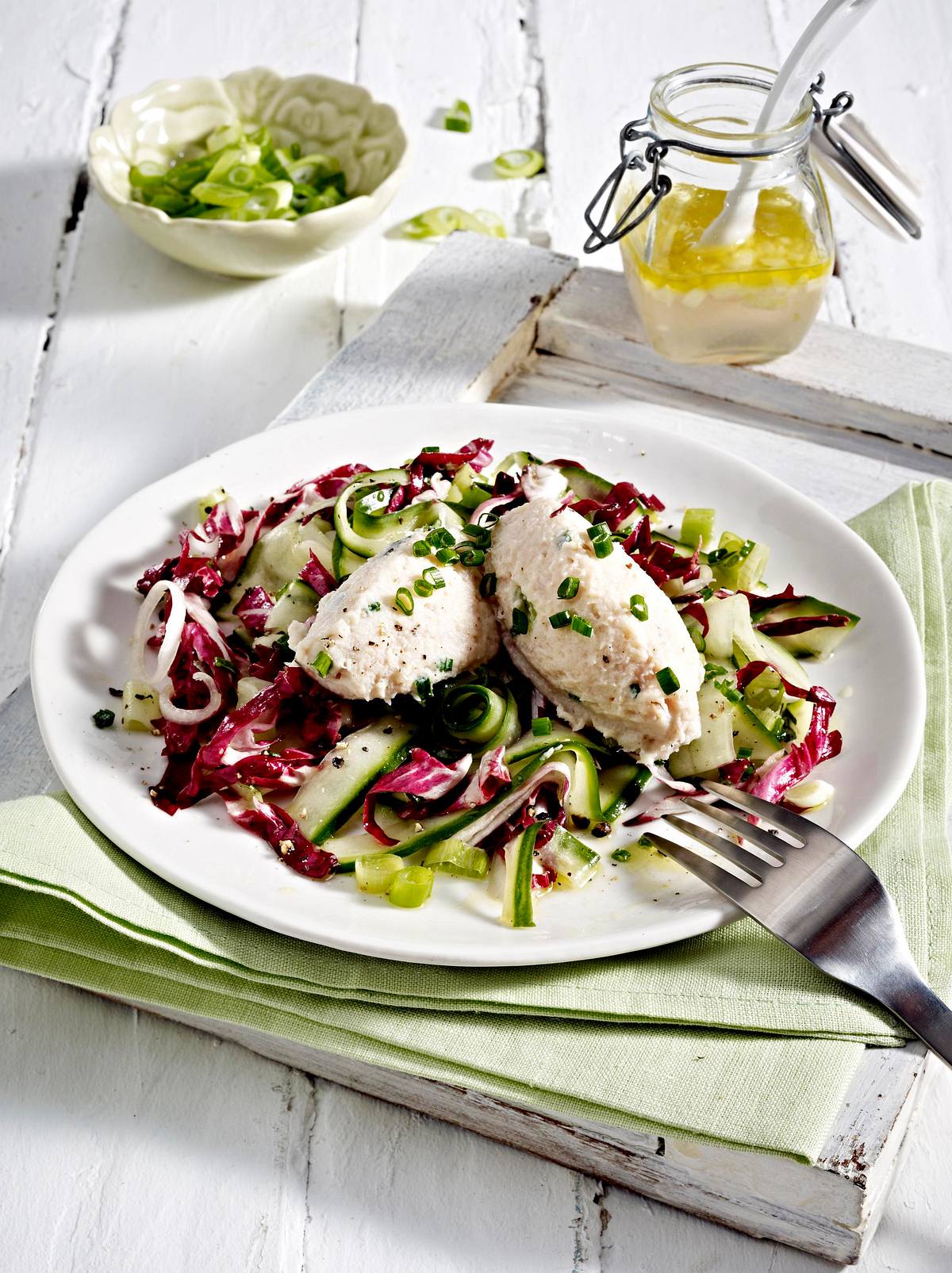 Forellenmousse-Nockerln auf Radicchio-Gurkensalat Rezept