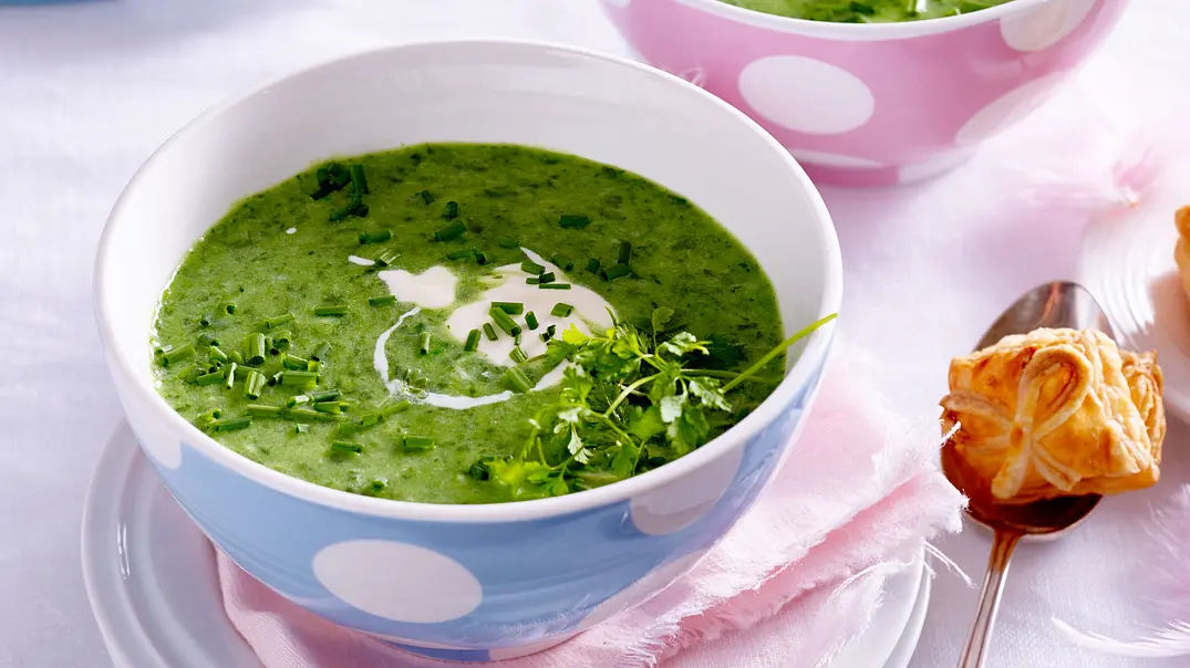 Frankfurter Grüne Suppe mit Blätterteigkissen Rezept - Foto: LECKER @ Bauer Media Group Frankfurter Grüne Suppe mit Blätterteigkissen Rezept - Foto: LECKER @ Bauer Media Group
