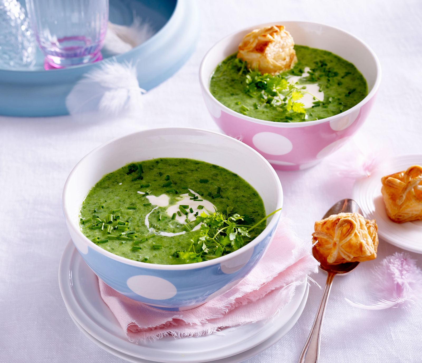 Frankfurter Grüne Suppe mit Blätterteigkissen Rezept | LECKER
