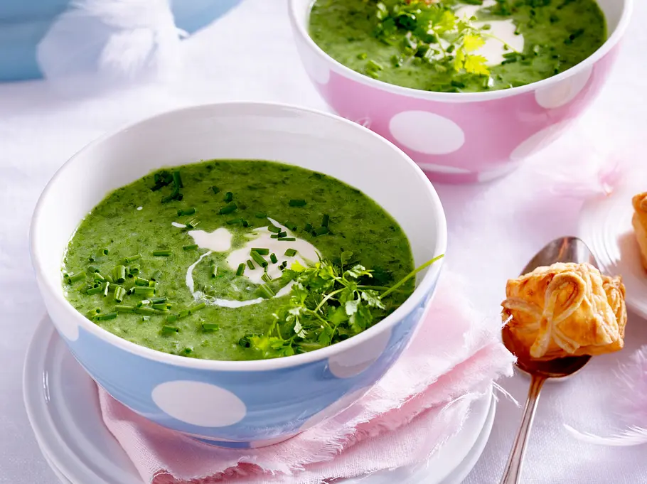 Frankfurter Grüne Suppe mit Blätterteigkissen Rezept Frankfurter Grüne Suppe mit Blätterteigkissen Rezept