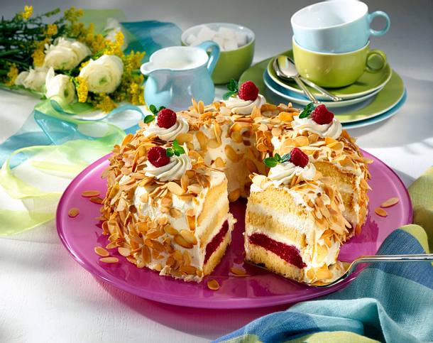 Frankfurter Kranz mit Himbeergrütze und Schmand-Sahne Rezept Frankfurter Kranz mit Himbeergrütze und Schmand-Sahne Rezept