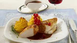 Frankreich: Hähnchenbrust mit Cassis-Soße und Herzoginkartoffeln Rezept - Foto: LECKER @ Bauer Media Group