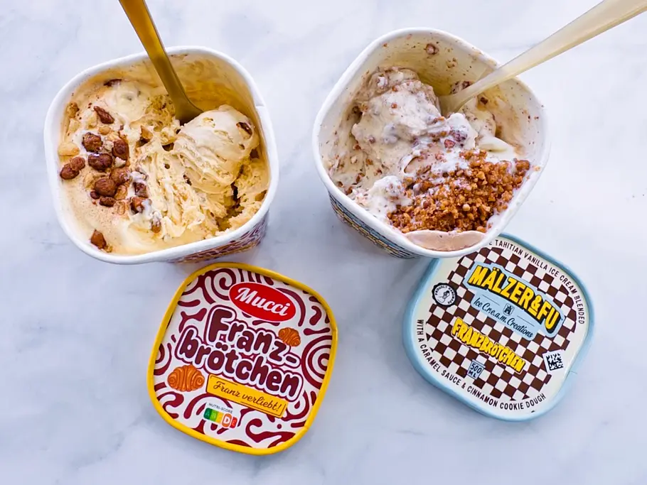 Topshot auf das günstige Franzbrötchen-Eis von MUCCI links versus das Original Franzbrötchen-Eis von Mälzer & Fu rechts 