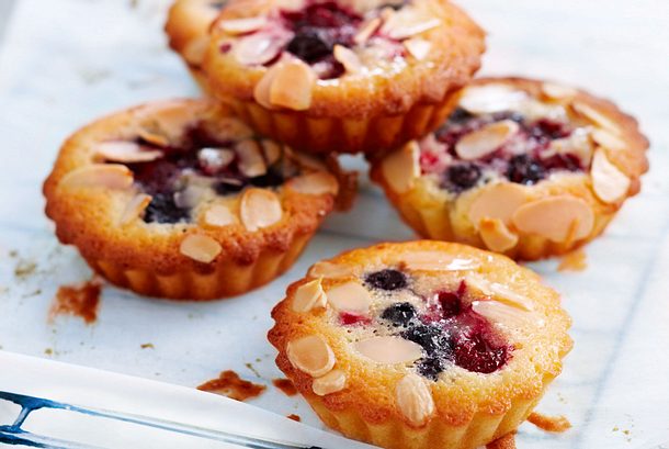 Französische Mandelküchlein mit Beeren Rezept Französische Mandelküchlein mit Beeren Rezept