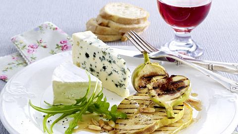 Französische Rezepte: Französischer Käse mit gegrillten Früchten - Foto: House of Food / Bauer Food Experts KG