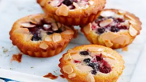 Französische Mandelküchlein mit Beeren Rezept - Foto: LECKER @ Bauer Media Group Französische Mandelküchlein mit Beeren Rezept - Foto: LECKER @ Bauer Media Group