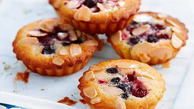 Französische Mandelküchlein mit Beeren Rezept - Foto: LECKER @ Bauer Media Group