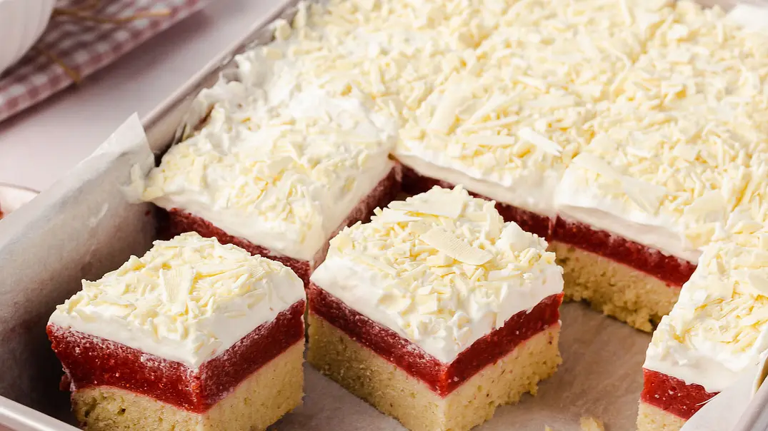 Der Frau Holle Kuchen besteht aus mehreren Schichten: Rührteig, Erdbeeren und Sahne mit weißen Schokoraspel. - Foto: ShowHeroes für LECKER @ Bauer Media Group Der Frau Holle Kuchen besteht aus mehreren Schichten: Rührteig, Erdbeeren und Sahne mit weißen Schokoraspel. - Foto: ShowHeroes für LECKER @ Bauer Media Group